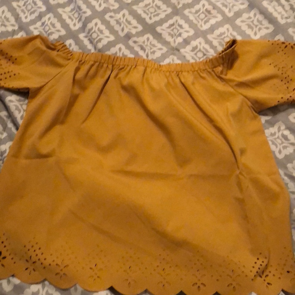 Mustard yellow top/ size: S